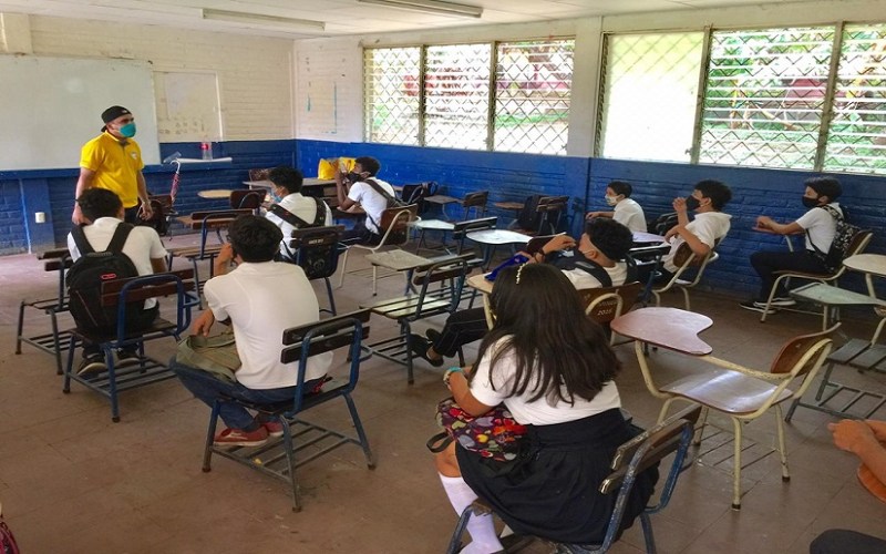 Social distancing at a Nicaraguan secondary school. Photo credit: el19digital